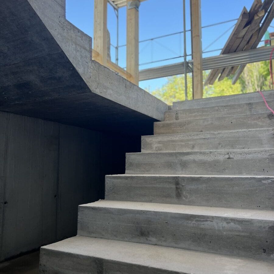 Eine neue Sichtbeton Stiege mit Blick in den Himmel